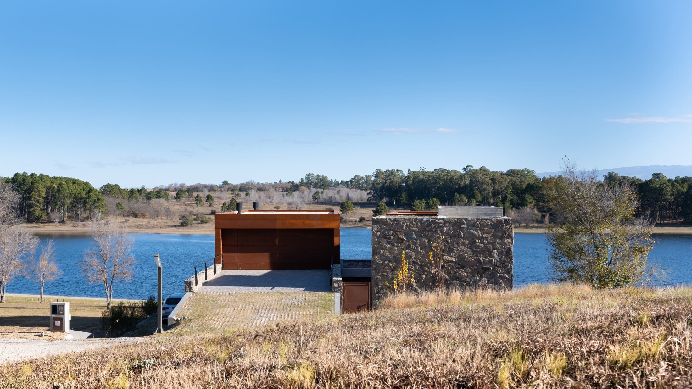 lakseside modern house
